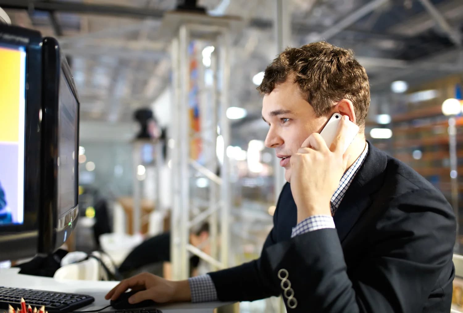 Profesionista usando el inglés en su entorno de trabajo