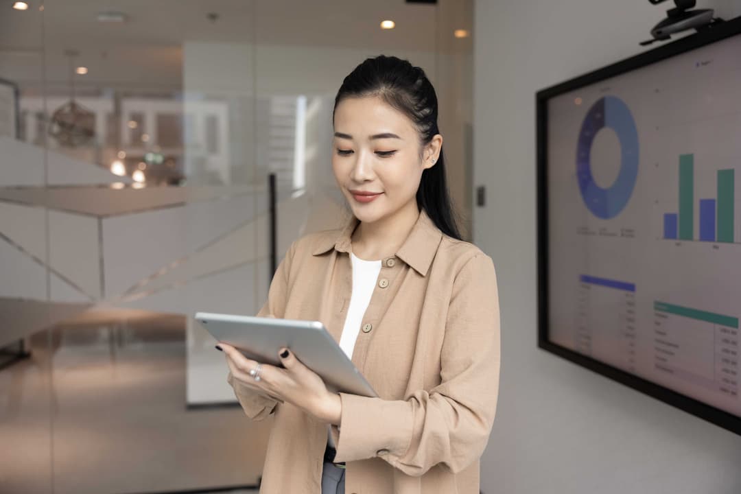 Profesional consultando información en tablet